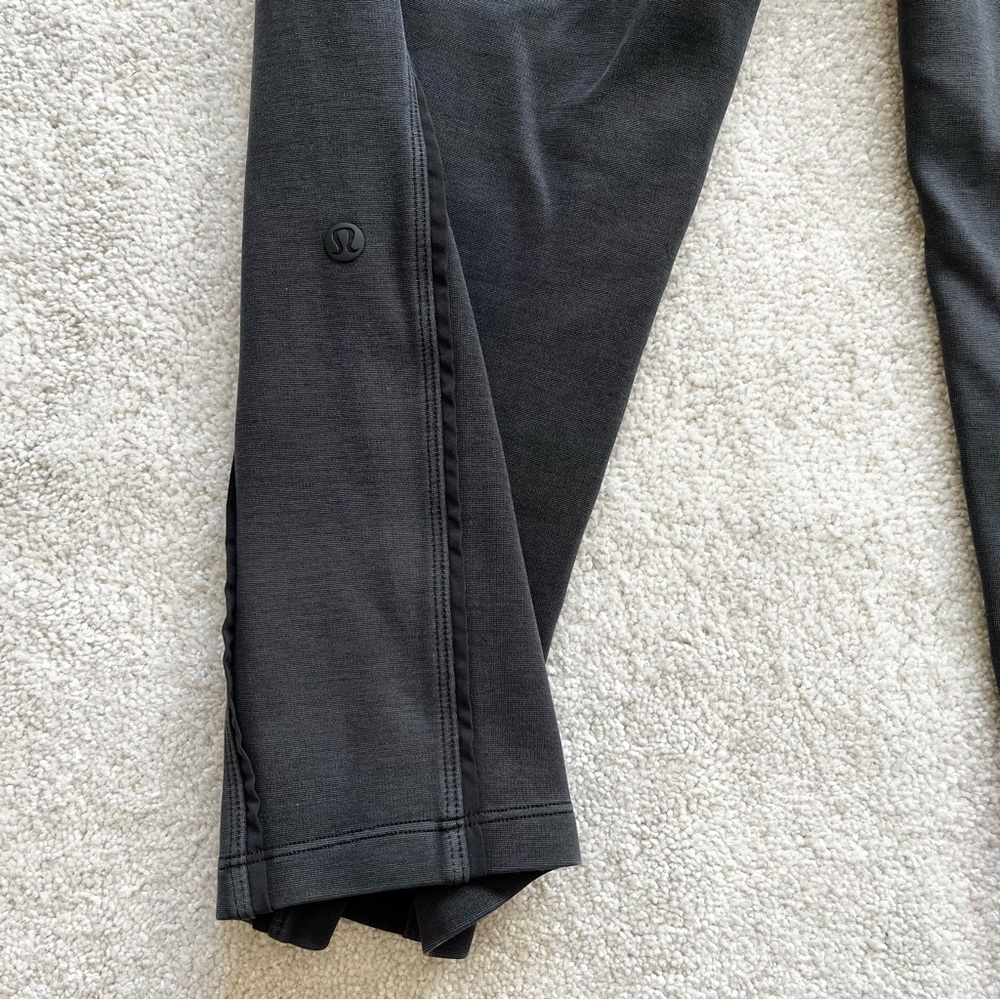 LULULEMON Light Strides Crop Size 4 Minimalist Contemporary Chic Effortless - Picture 4 of 9